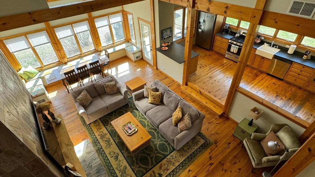 een woonkamer en keuken in een huis bij Victory Gardens in Union Pier