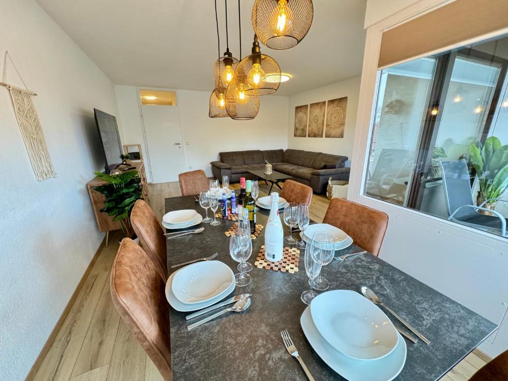 レーオンベルクにある3 Zimmer Apartment, 95 qm, max 5 Personen, Balkon, Garage, Internet 100 MBitのダイニングルーム(テーブル、皿、グラス付)