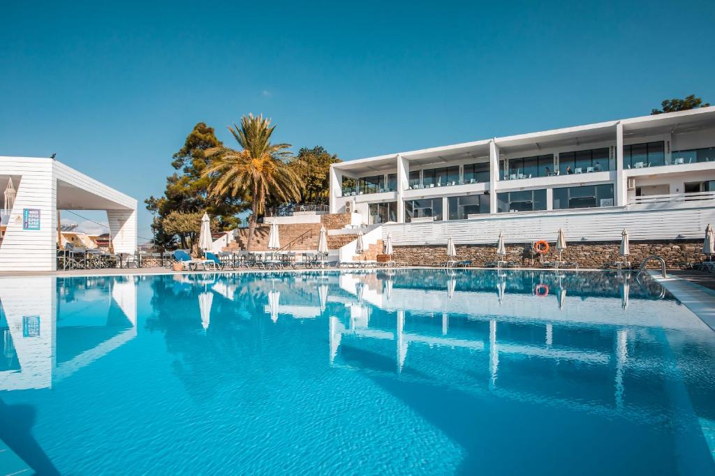 una gran piscina frente a un edificio en Ellia Resort en Pefki Rhodes