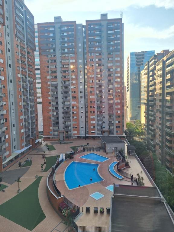 O vedere a piscinei de la sau din apropiere de Apartamento en Ciudad Del Rio El Poblado Medellin
