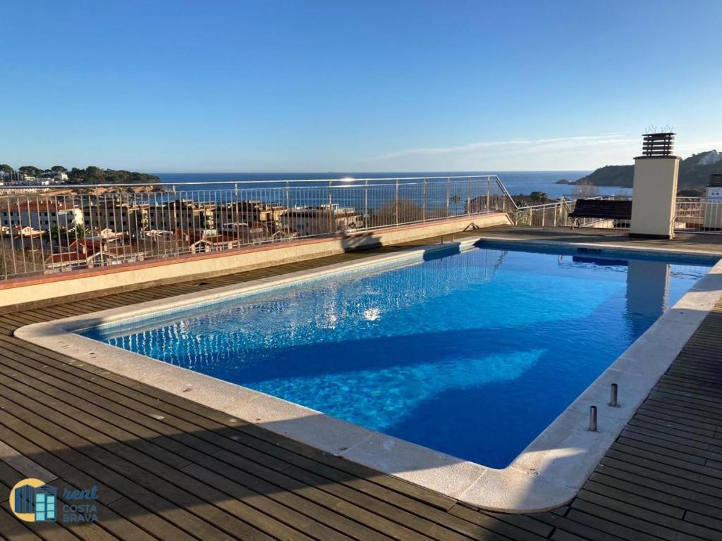 Bazén v ubytovaní Apartamento Bluedream by Rent Costa Brava alebo v jeho blízkosti