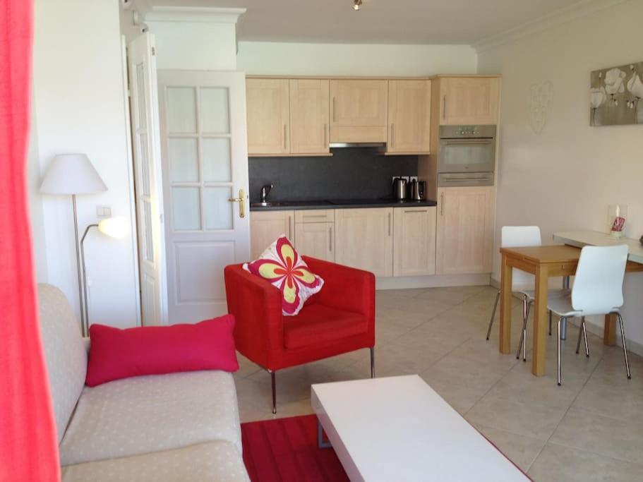 - un salon avec une chaise rouge et un oriel dans l'établissement LOVELY APT BY BEACH WITH SEA VIEWS, à Antibes