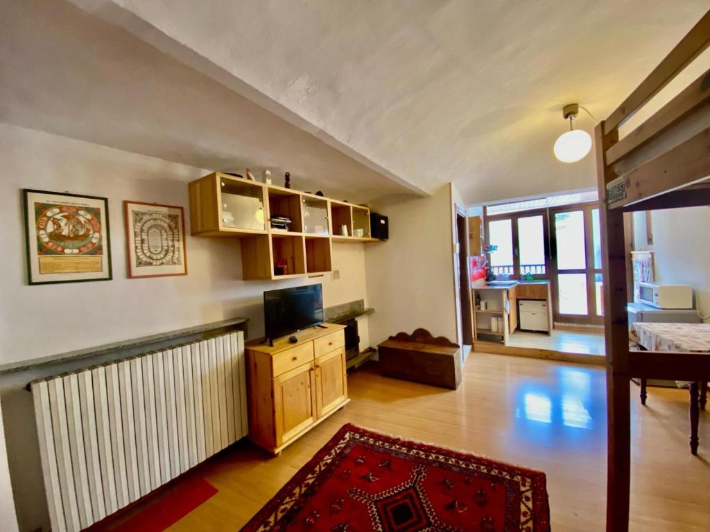 un ampio soggiorno con TV e un soggiorno di Monolocale accogliente a Bardonecchia