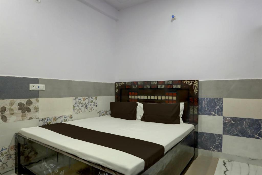 Llit o llits en una habitació de OYO Mansi Hotel