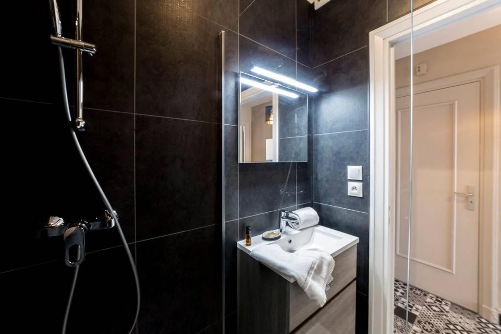 Kúpeľňa v ubytovaní Studio Hypercentre avec vue sur le vieux Lyon AIL