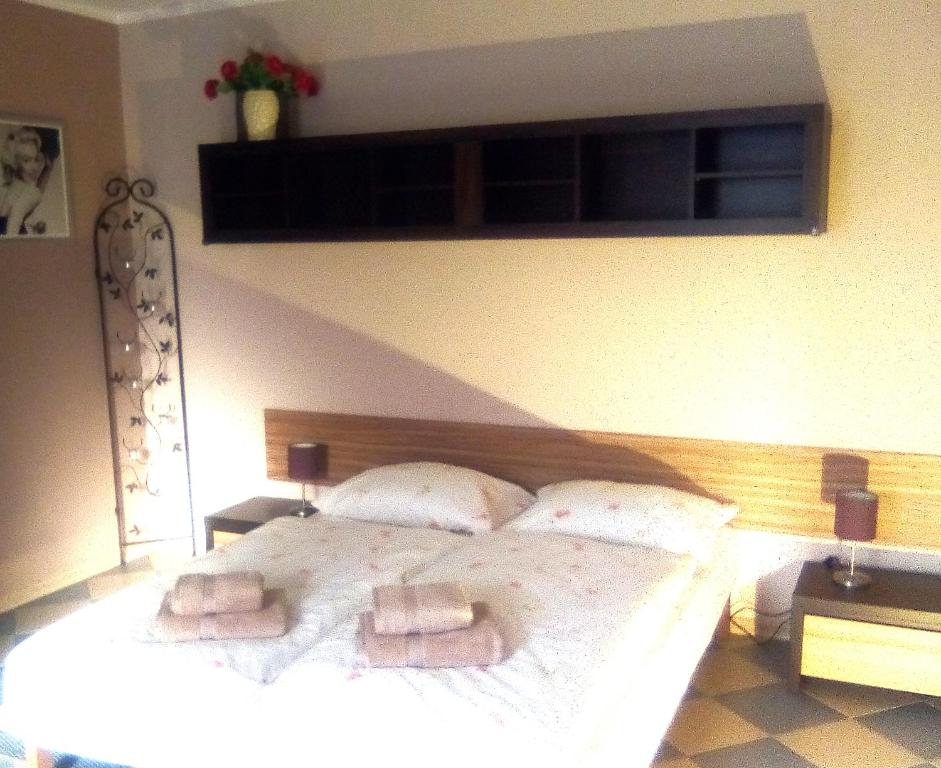 um quarto com uma cama com duas toalhas em Góry Sowie Apartament z osobnym wejściem em Pieszyce