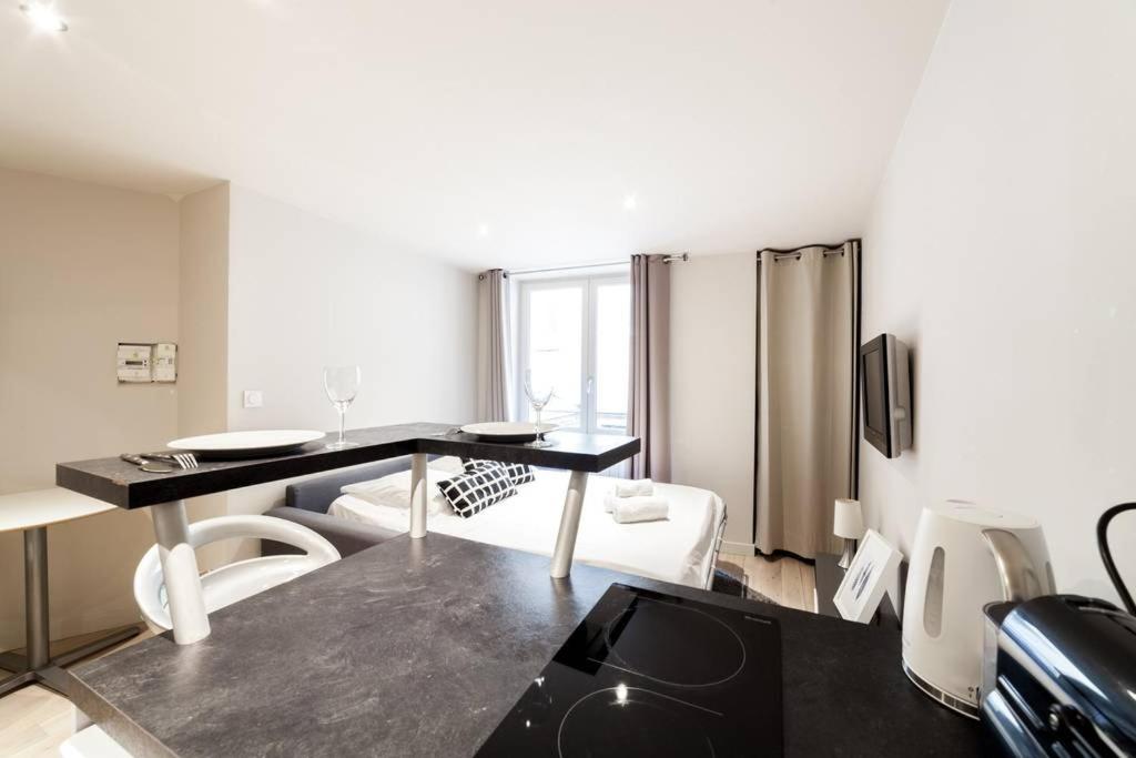un salon avec une table et un canapé dans l'établissement Studio parfaitement équipé - Métro Cordeliers AIL, à Lyon