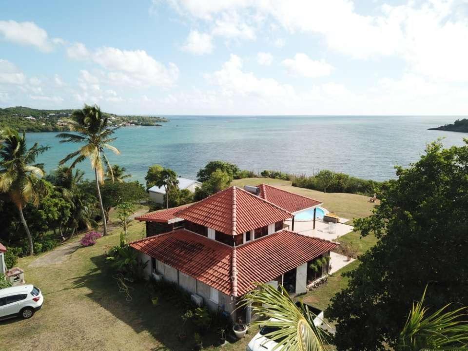 una vista aérea de una casa con el océano en Maison d'Ô Pointe Thalémont, avec petite crique privative en Le François