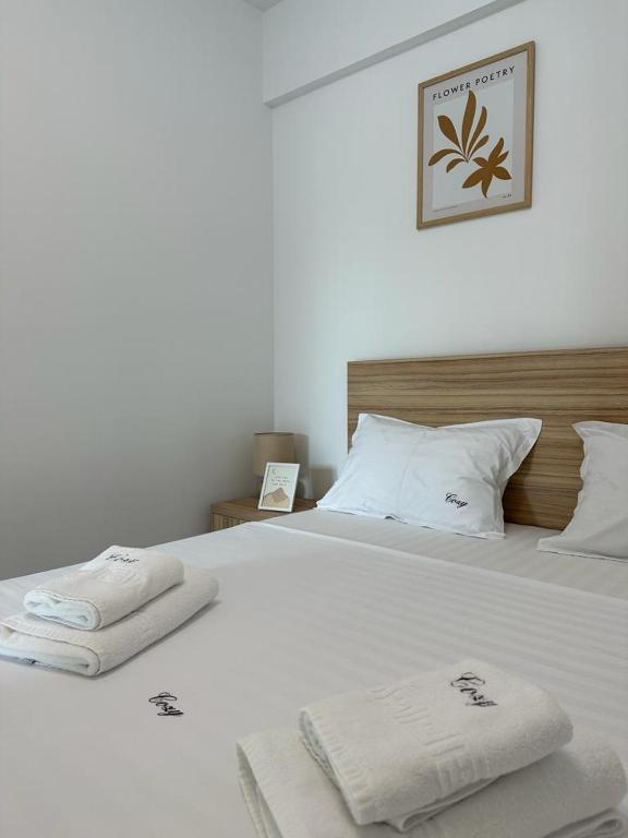 een slaapkamer met een bed met twee handdoeken erop bij Cozy Holidays in Center of Suceava Esplanada in Suceava