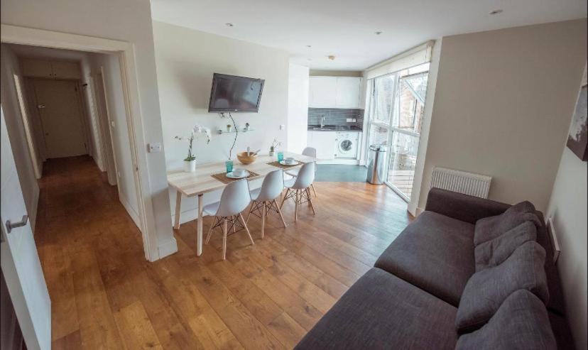 倫敦的住宿－Splendid Euston flat，客厅配有沙发和桌椅