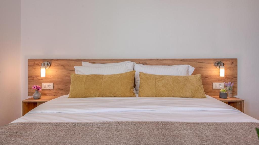 Postel nebo postele na pokoji v ubytování Kaliviani Traditional Hotel