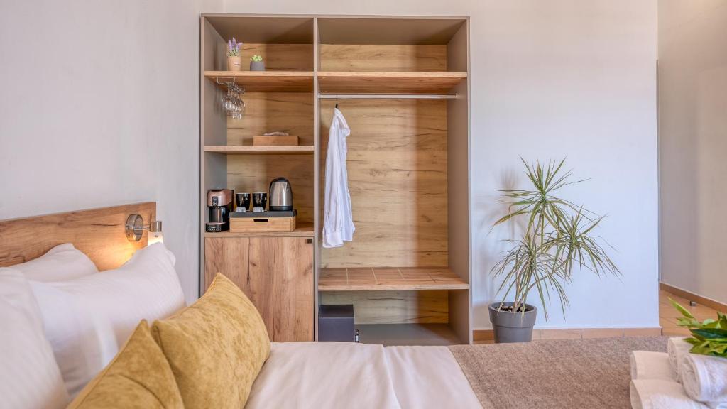 Postel nebo postele na pokoji v ubytování Kaliviani Traditional Hotel