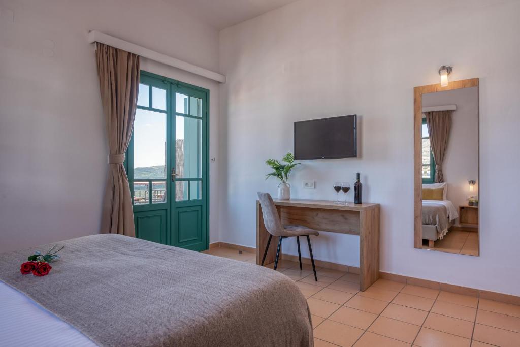 Postel nebo postele na pokoji v ubytování Kaliviani Traditional Hotel