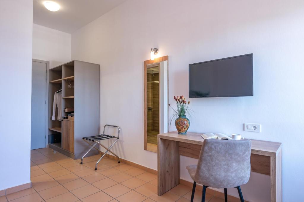TV a/nebo společenská místnost v ubytování Kaliviani Traditional Hotel