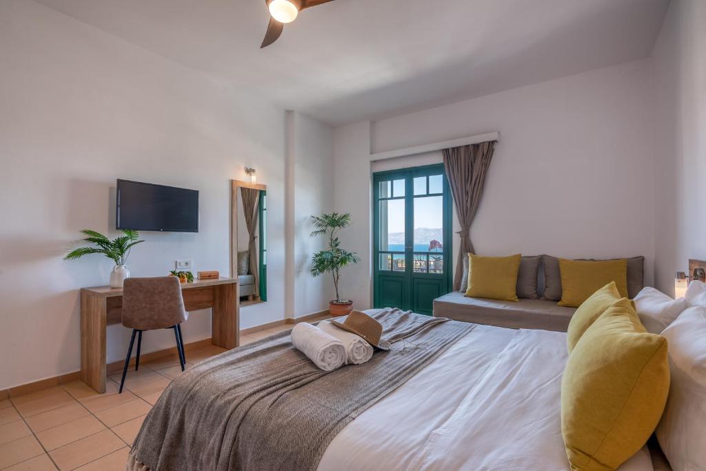 Postel nebo postele na pokoji v ubytování Kaliviani Traditional Hotel