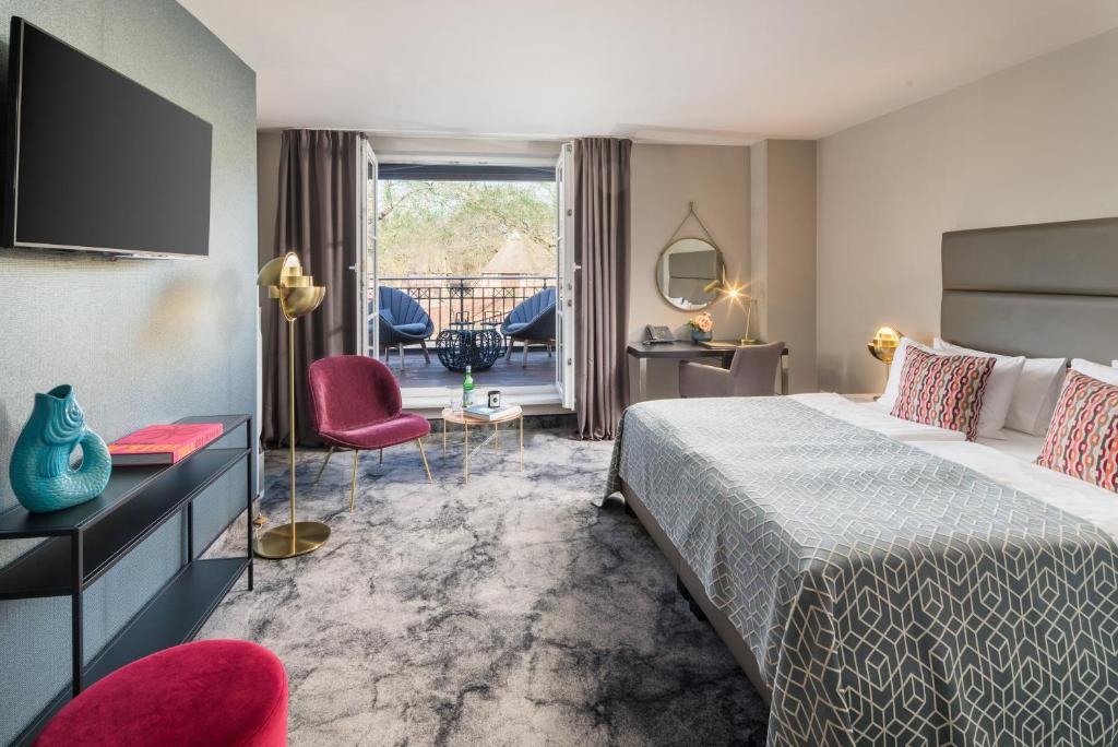 ein Hotelzimmer mit einem Bett und einem Balkon in der Unterkunft Hotel du Nord in Hamburg