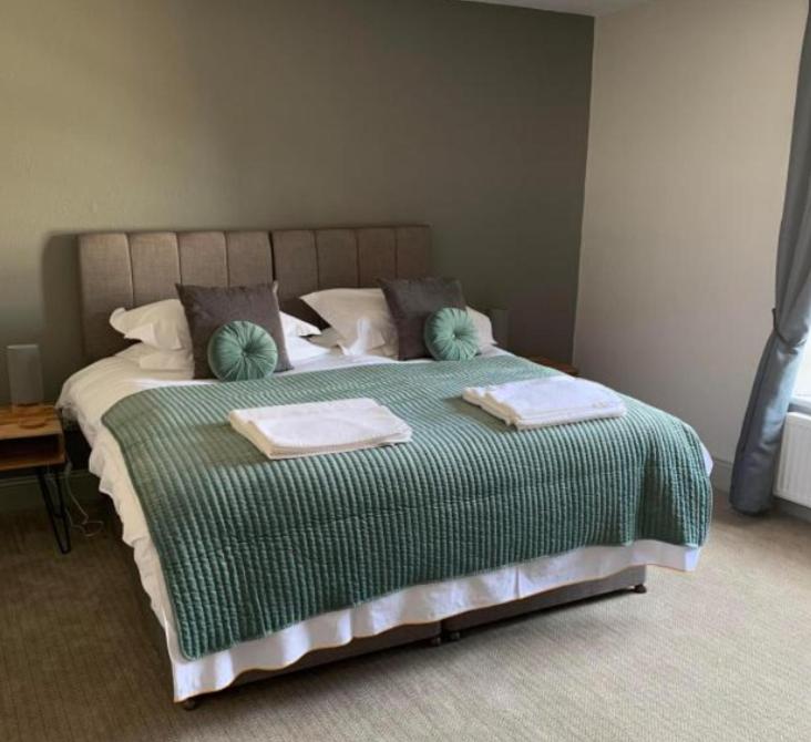 1 dormitorio con 1 cama con 2 toallas en The Victorian Tap en Hexham