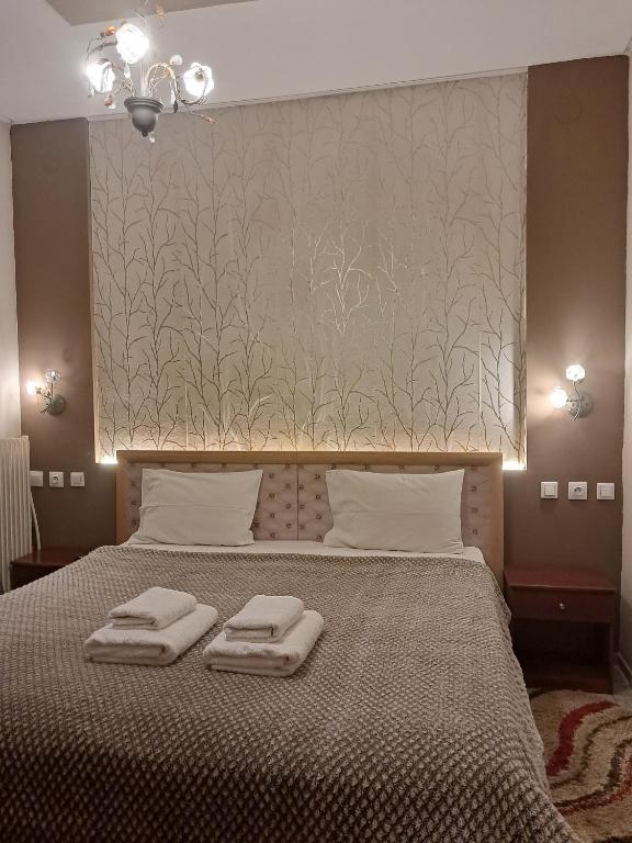 sypialnia z łóżkiem i dwoma ręcznikami na nim w obiekcie Erodios Guesthouse w mieście Kato Loutraki