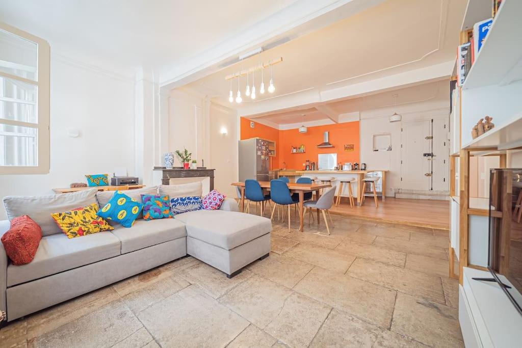 un salon avec un canapé blanc et une cuisine dans l'établissement Le Rainbow, Beau T2, Centre Historique, Comédie, à Montpellier