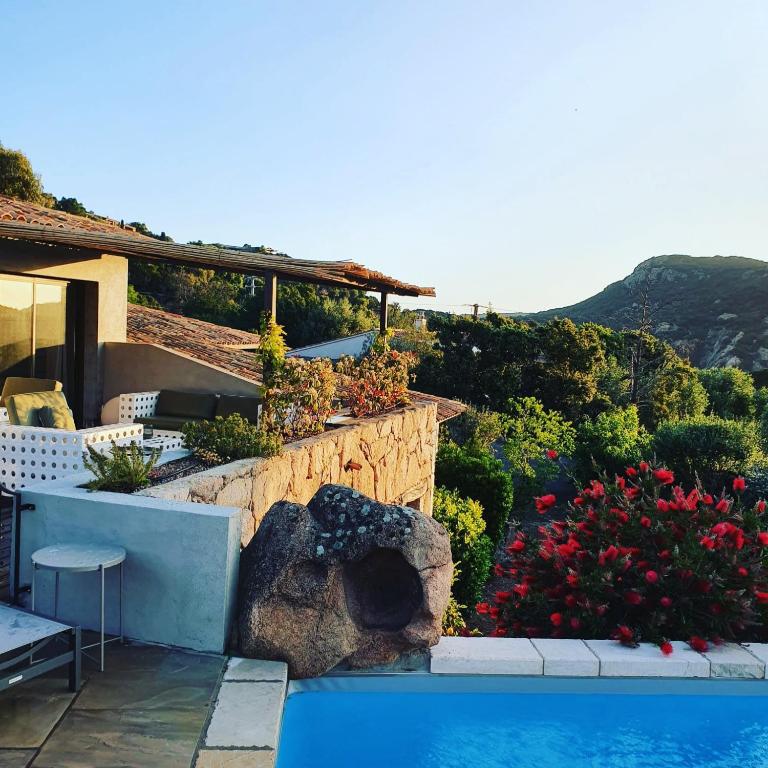 une maison avec une piscine et un jardin dans l'établissement Gianni Location Palombaggia, à Porto-Vecchio
