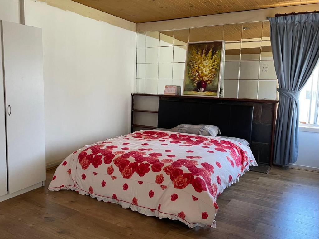 1 dormitorio con 1 cama con edredón rojo en F.A convenient and livable place for daily life日常生活便捷宜居的地方 en Melbourne