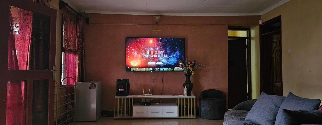 TV a/nebo společenská místnost v ubytování Weavers Haven