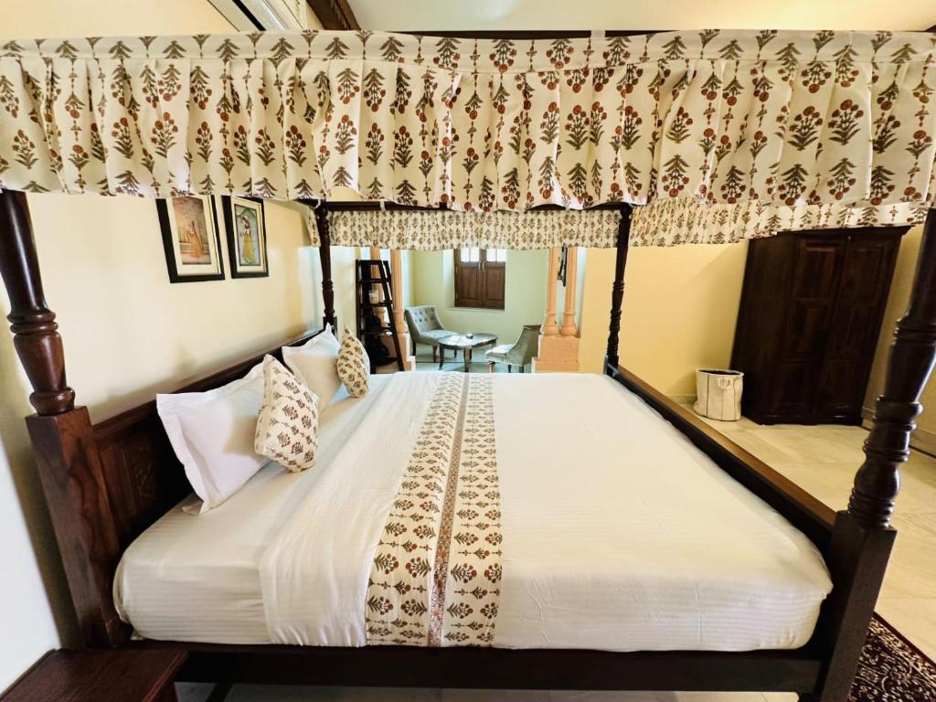 RAGHVENDRA HERITAGE - Deluxe King Room