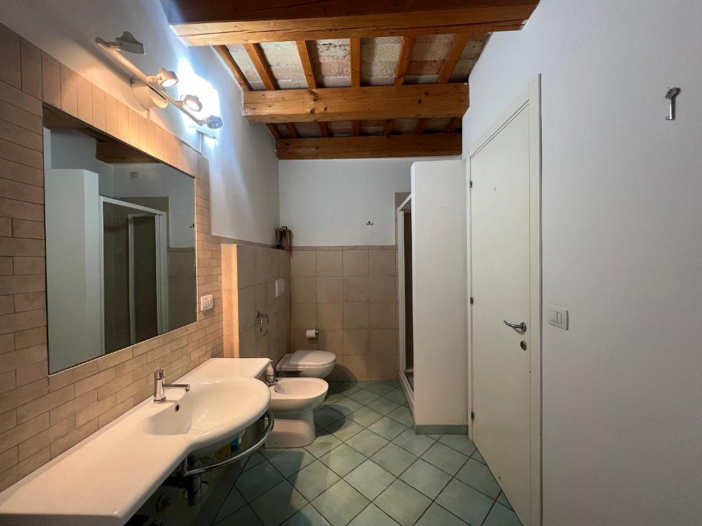 ein Badezimmer mit 2 Waschbecken und 2 WCs in der Unterkunft vista sul corso in Iesi