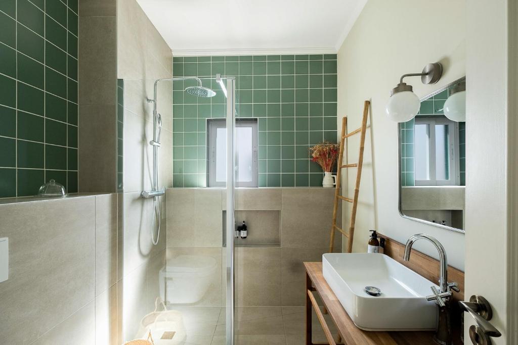 a bathroom with a glass shower and a sink at Casa Idalia Boutique Hotel in Comporta
