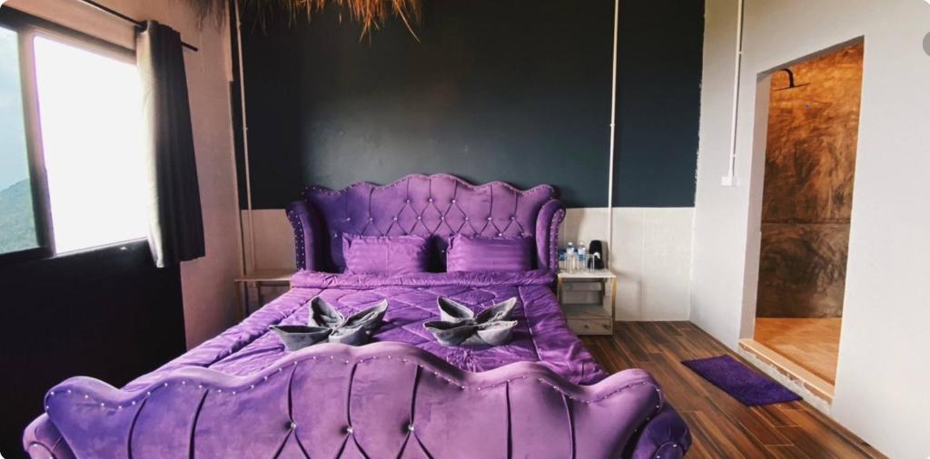 Exotic Stay Koh Tao في كو تاو: سرير أرجواني في غرفة ذات اللوح الأمامي الأرجواني