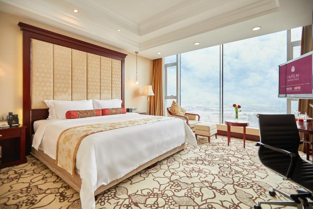 Postel nebo postele na pokoji v ubytování Soluxe Hotel Guangzhou - Overseas Buyers Registration Service&Canton Fair Free Shuttle Bus 15 Oct to 04 Nov