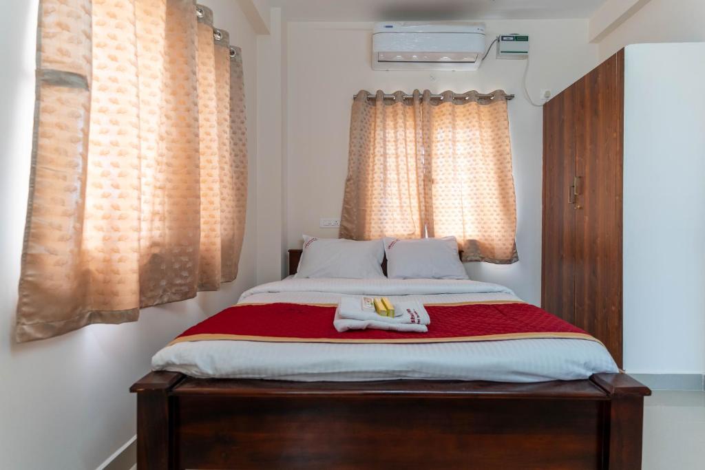 Ένα ή περισσότερα κρεβάτια σε δωμάτιο στο Aishwaryam Service Apartment