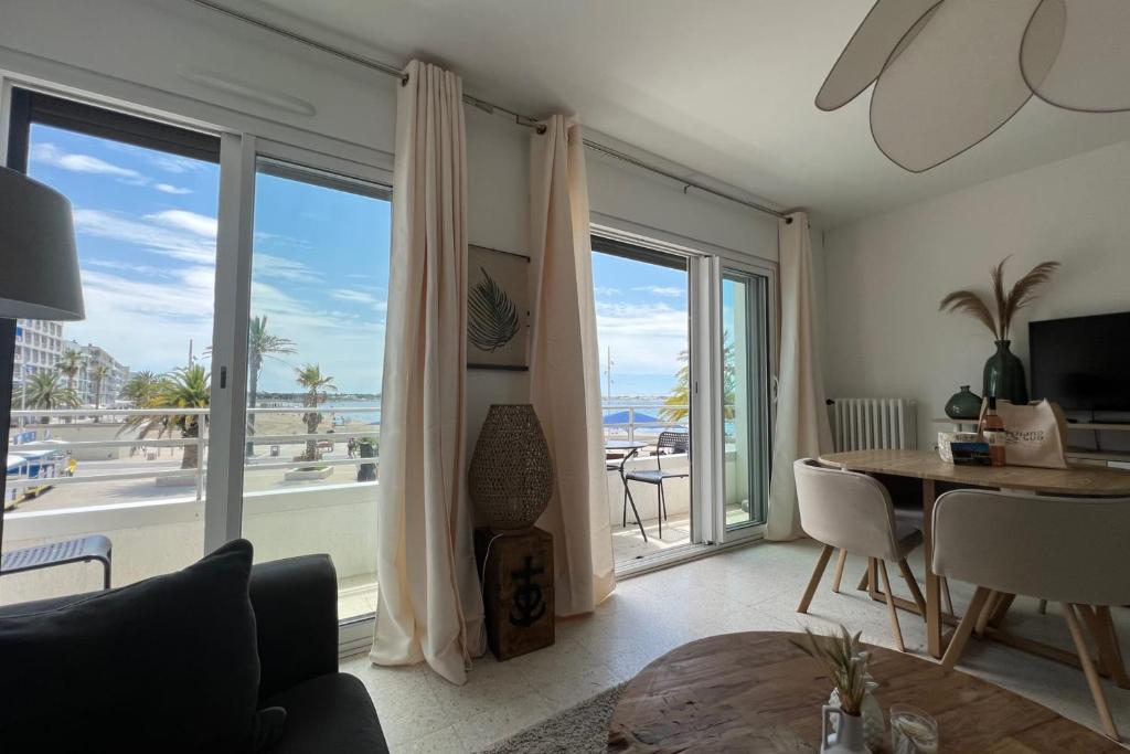 a living room with a view of the ocean at L'Impérial 1 in Le Grau-du-Roi