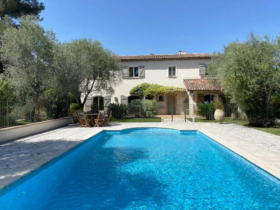 Hồ bơi trong/gần Maison avec piscine sur les hauteurs de Valbonne