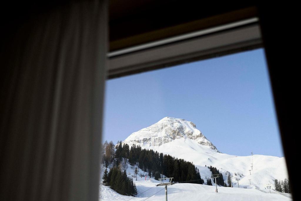 Nespecifikovaný výhled na hory nebo výhled na hory při pohledu z hotelu