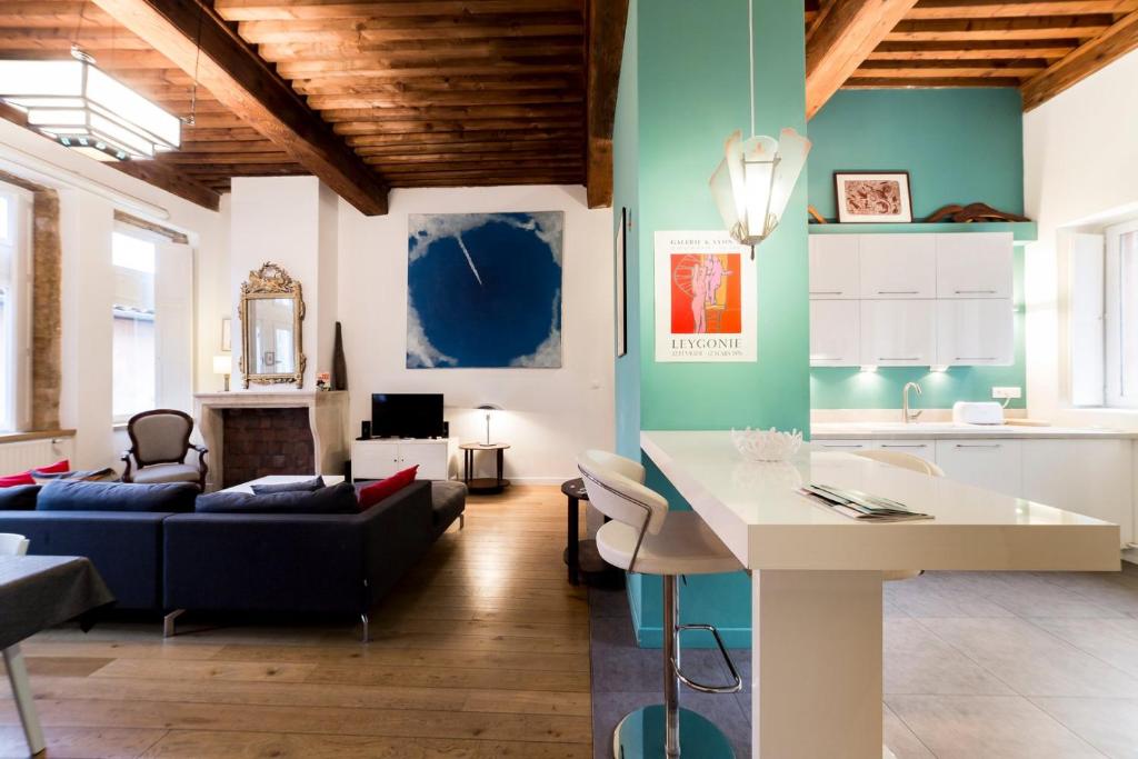 un soggiorno con divano e tavolo di Large duplex in the heart of Old Lyon a Lione