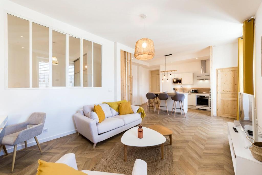 un salon avec un canapé et une table dans l'établissement Exceptionnel et calme proche Part-Dieu AIL, à Lyon