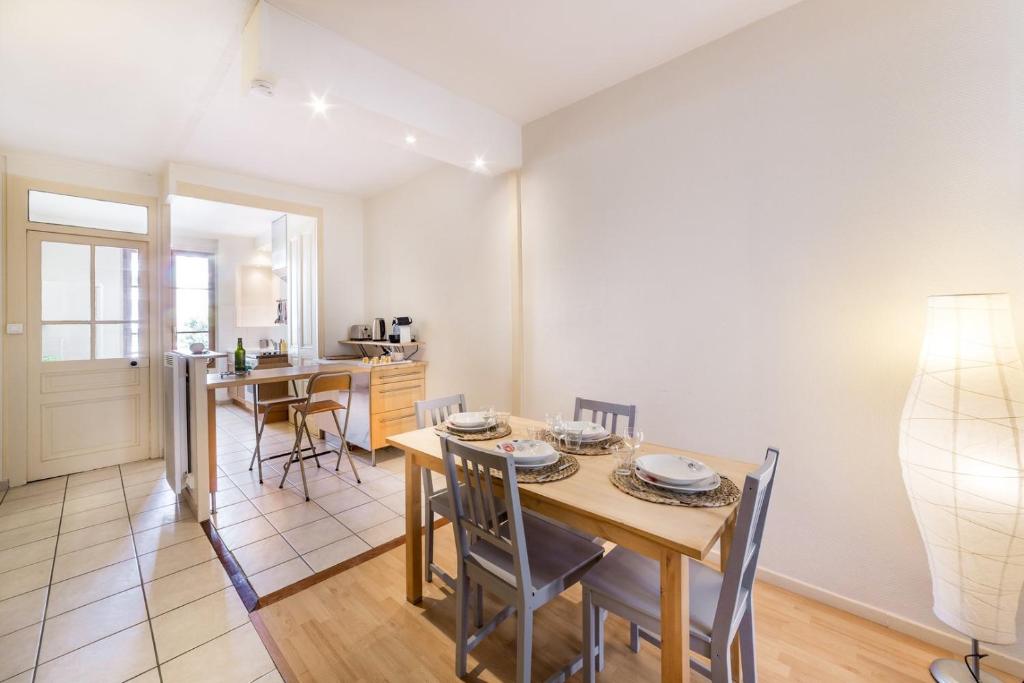 une cuisine et une salle à manger avec une table et des chaises dans l'établissement Escale cosy proche gare Part Dieu AIL, à Lyon