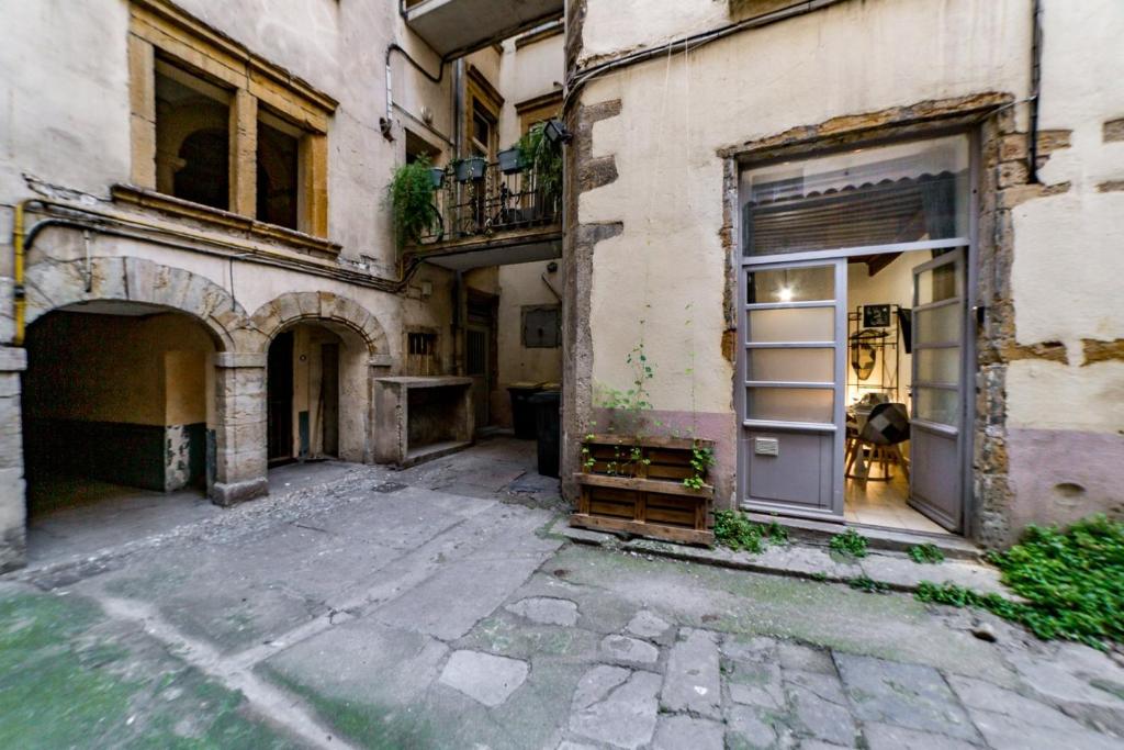 Une allée vide dans un vieux bâtiment dans l'établissement Le Canut - Quiet AIL, à Lyon