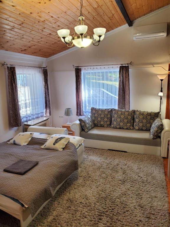 Posteľ alebo postele v izbe v ubytovaní Szilvásváradi Kemencés Apartmanok