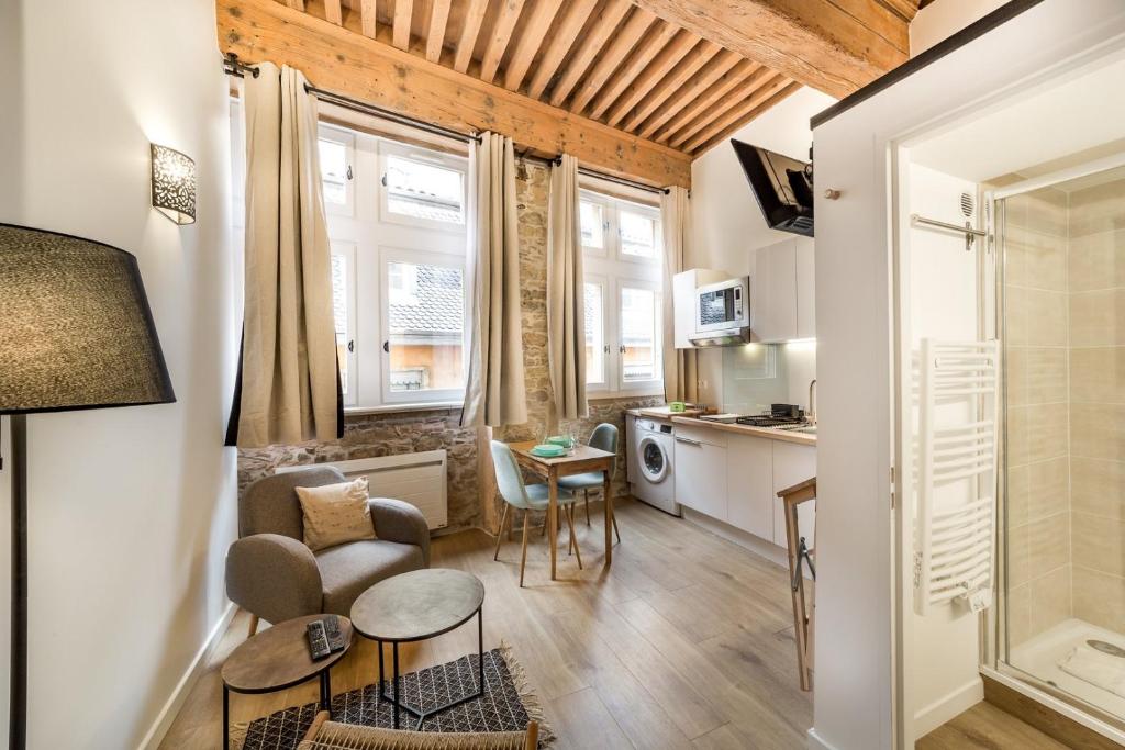 um pequeno apartamento com uma cozinha e uma sala de estar em Cozy studio in the heart of Lyon - Cordeliers AIL em Lyon