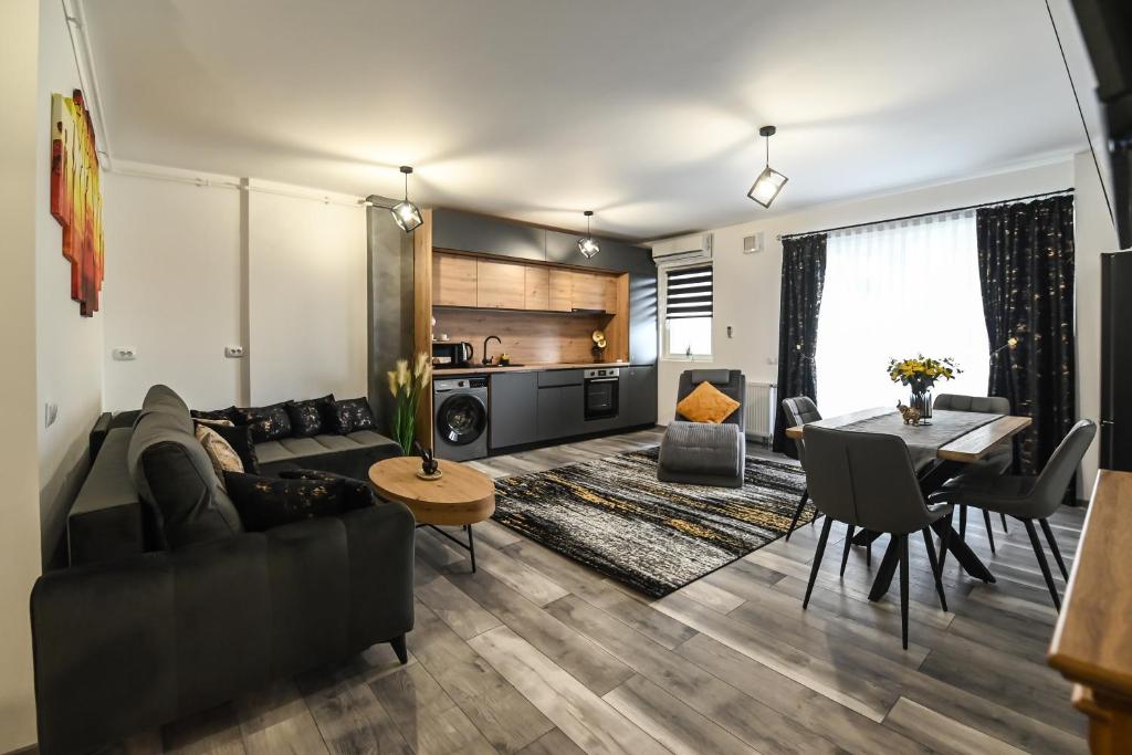 uma sala de estar com um sofá e uma mesa em WES Apartment Grand Park em Cluj-Napoca