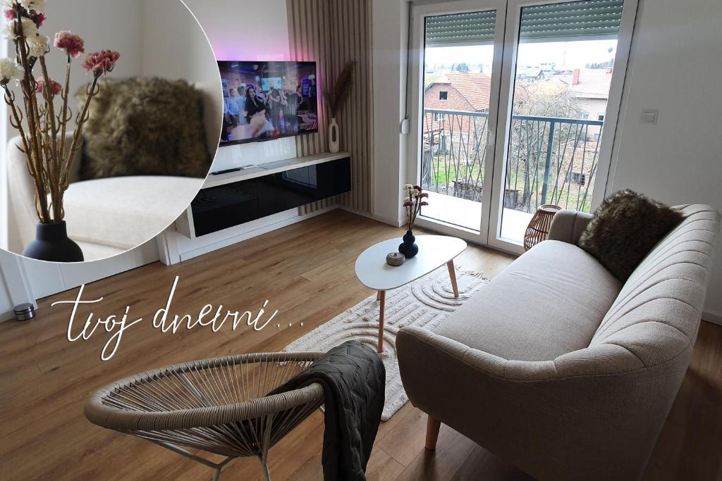 West Wing - Apartmani Živinice في Živinice: غرفة معيشة مع أريكة وتلفزيون