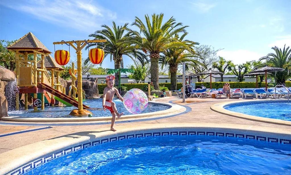 Bazén v ubytování Camping La Masia - Maeva Vacansoleil nebo v jeho okolí