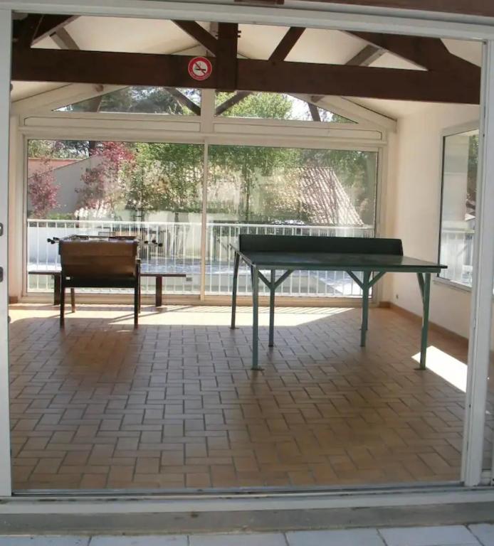 Stolný tenis v ubytovaní La KoZy - Maison moderne, Mer, Forêt, Piscine - Wifi alebo v jeho okolí