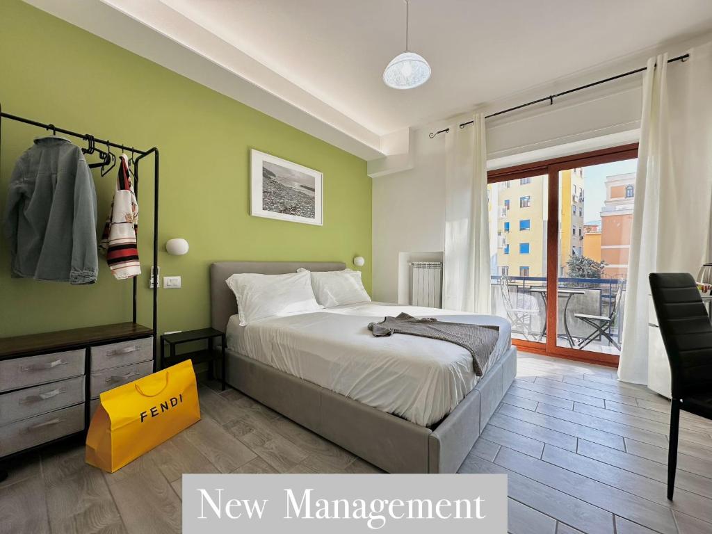 Un dormitorio con una cama con paredes verdes y una ventana en Room Center Sorrento Baby, en Sorrento