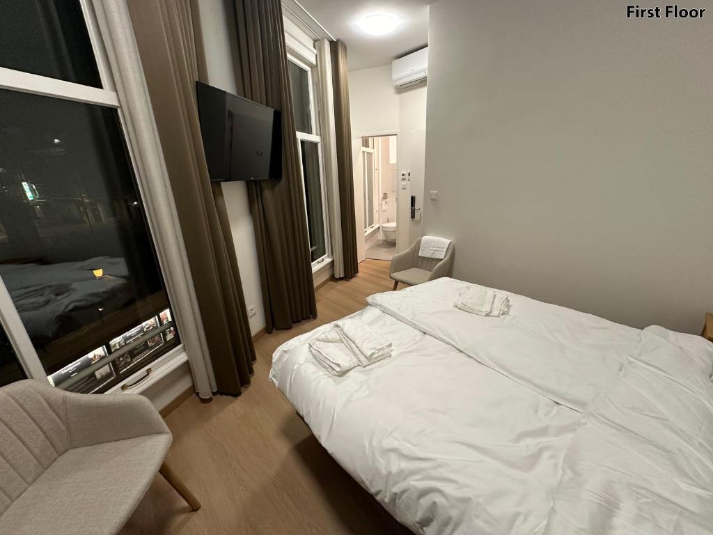 
Deluxe Double Room with Shower

