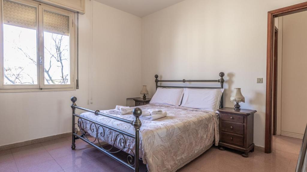 - une chambre avec un lit et une fenêtre dans l'établissement Casa Pucci - Affitti Brevi Italia, à Modène