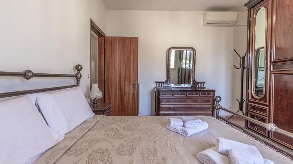 a bedroom with a bed and a dresser and a mirror at Casa Pucci - Affitti Brevi Italia in Modena