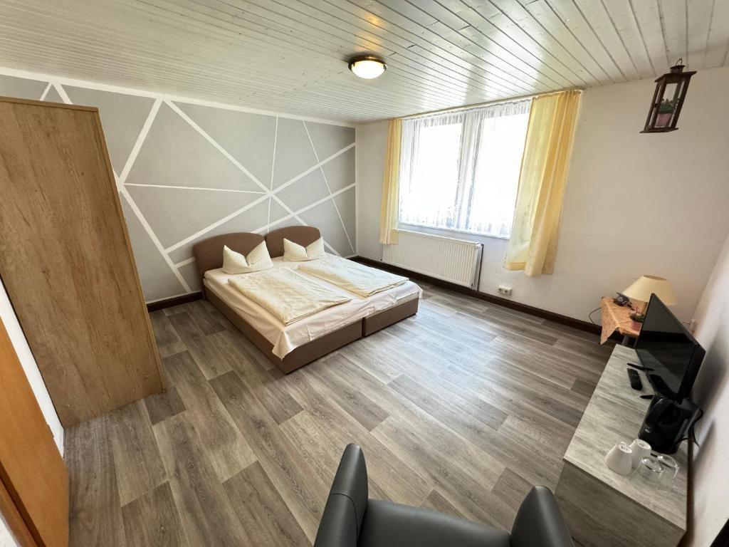 特拉森海德的住宿－Feriendomizil im Dünenwald，一间卧室设有一张床和一个大窗户